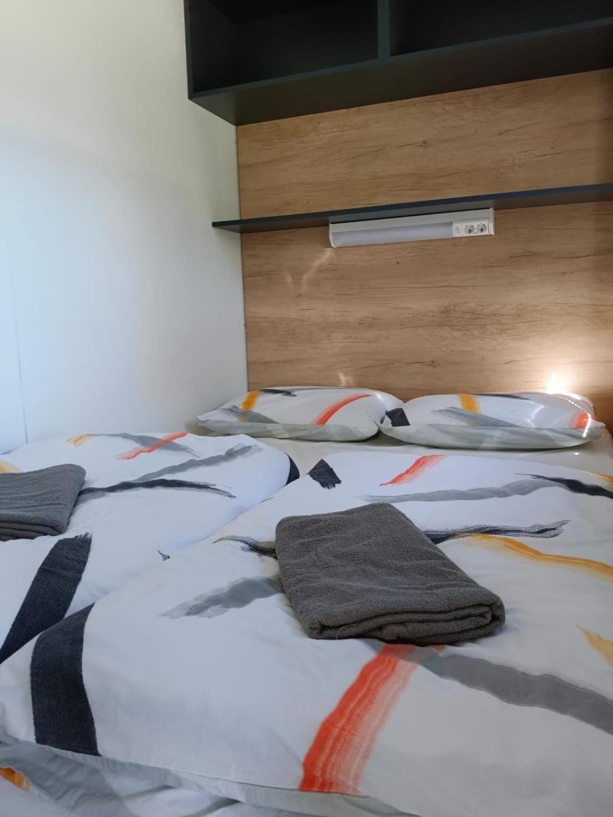 Hotel Camping Planik à Ražanac Extérieur photo